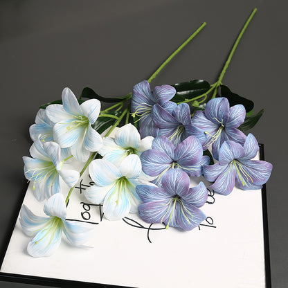 Realistische Seidenblumenstängelanordnung