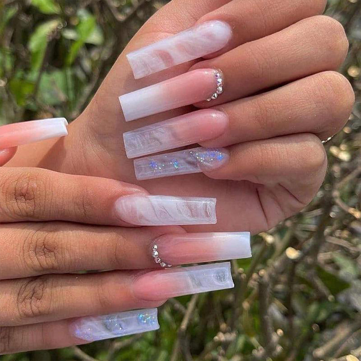 Elegantes kristallverziertes Press-On-Nageldesign Brehn