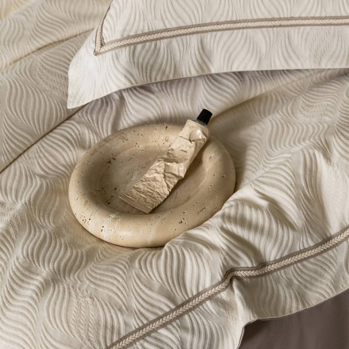Wellenstrukturierte Jacquard Bettwäsche Set mit Paspelbesatz