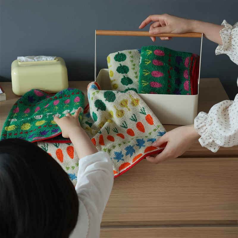 Hochsaugfähiges Frottier-Küchentuch mit fröhlichem Gemüse- und Blumenmotiv