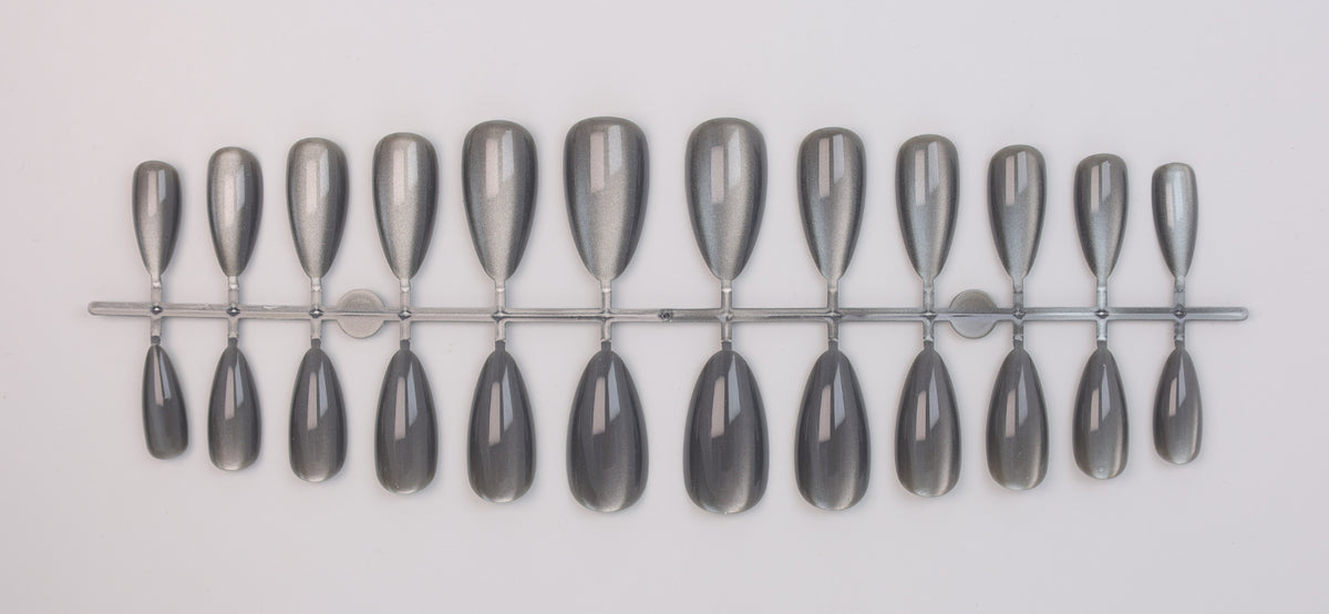 Kunstnagelset mit schimmernden Designs Brehn