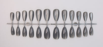 Kunstnagelset mit schimmernden Designs Brehn
