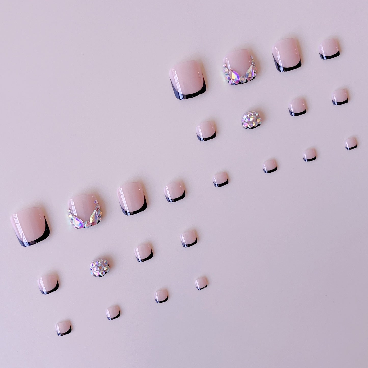 Fußnagelkunstset mit glamourösen 3D-Verzierungen und eleganten Akzenten Brehn