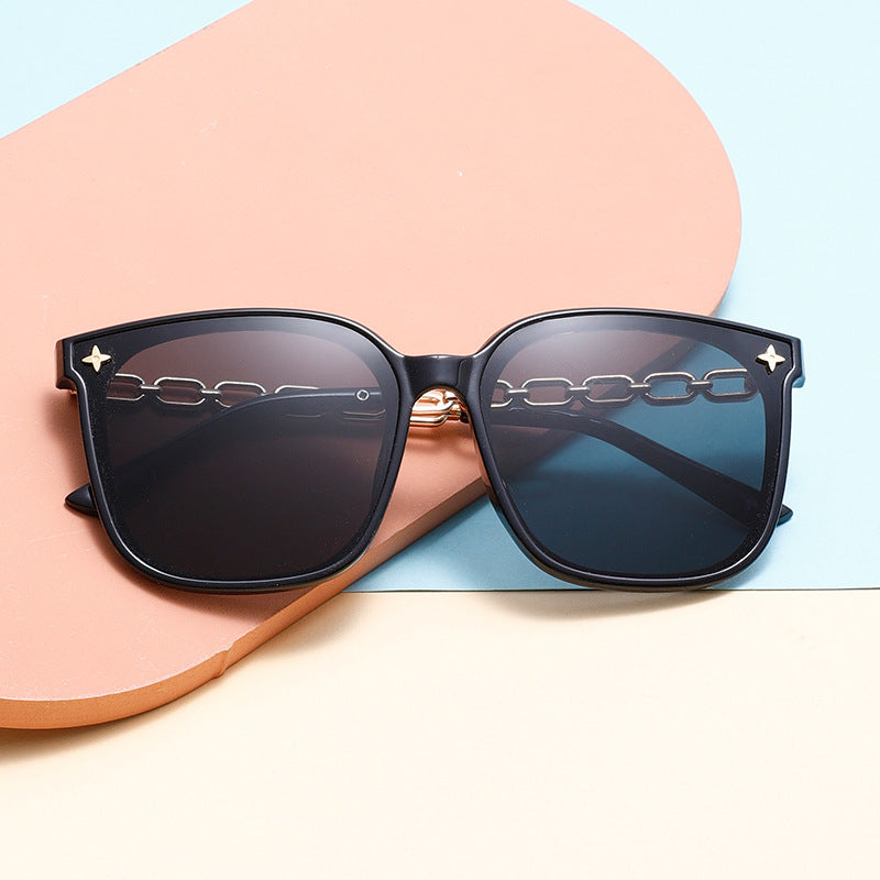 Damen Modische Sonnenbrille mit hochwertigem Kettendetail Brehn