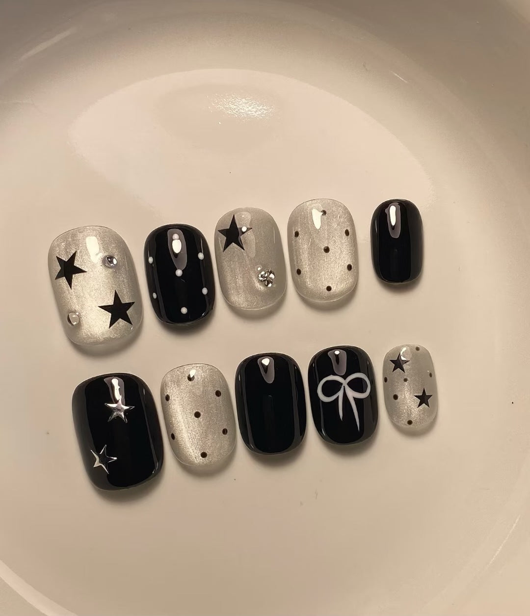 Dekoratives Press-On Nagelkunst-Set mit Stern- und Schleifendesigns