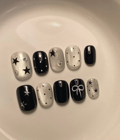 Dekoratives Press-On Nagelkunst-Set mit Stern- und Schleifendesigns