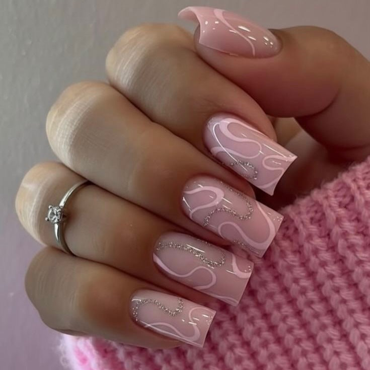 Kunstnagelset mit eleganten 3D-Zierlinien und Glitzerakzenten Brehn