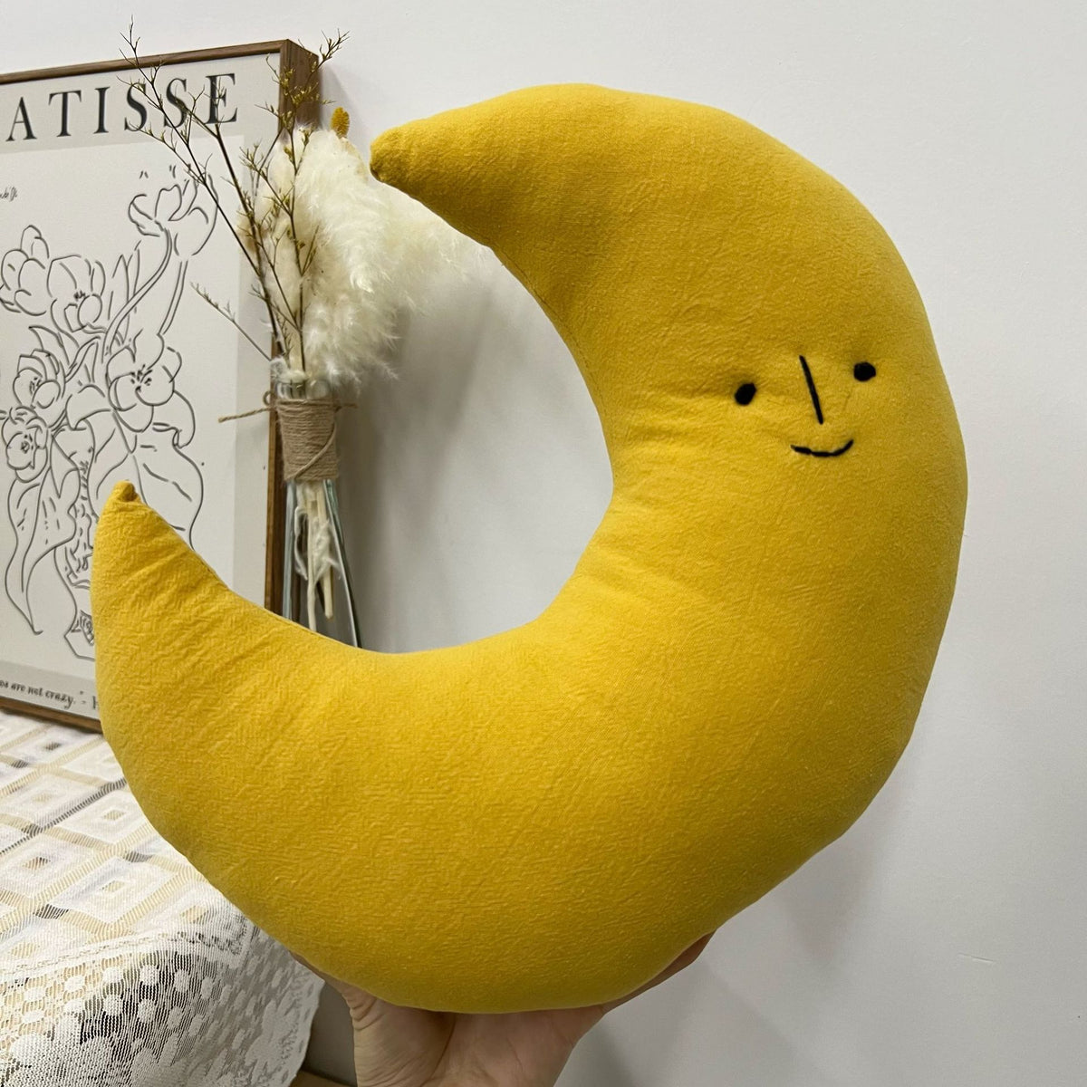 Crescent Moon Plüsch Dekokissen mit gesticktem Gesicht