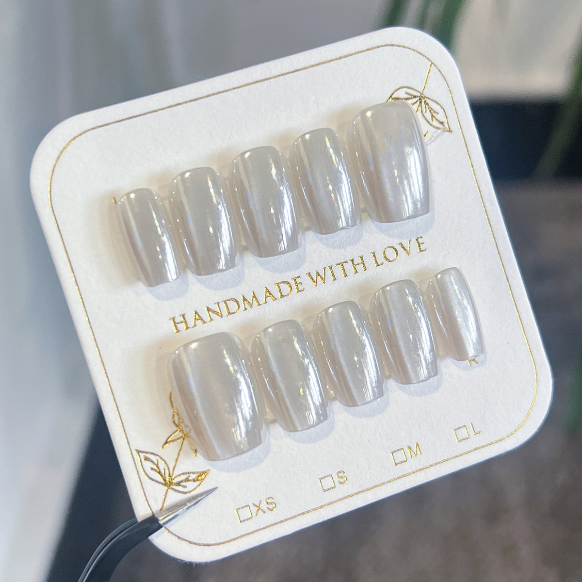 Künstliche Nagelkunst mit glänzender Oberfläche Brehn