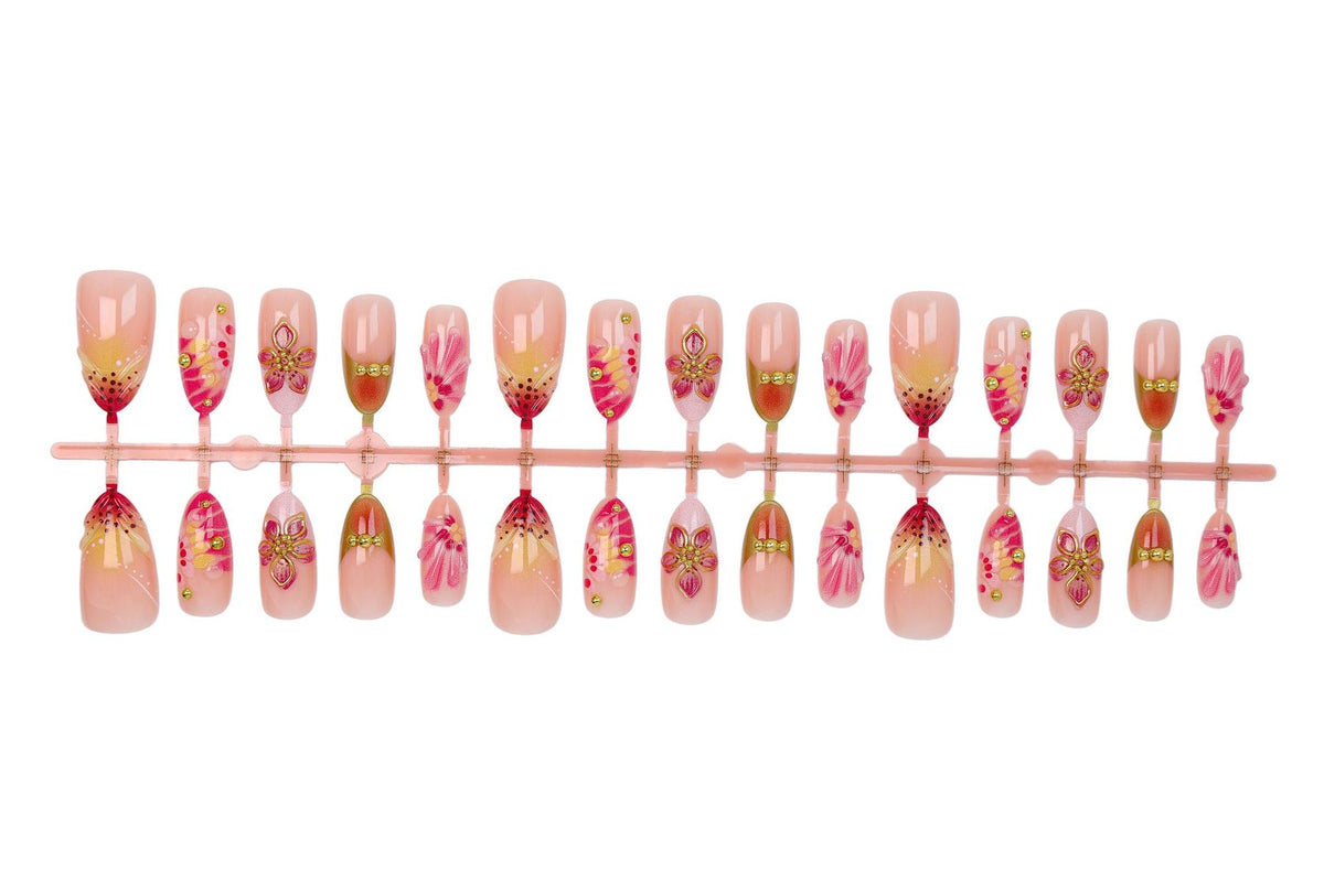 Kunstnagelset mit floralen Akzenten und funkelnden Details Brehn