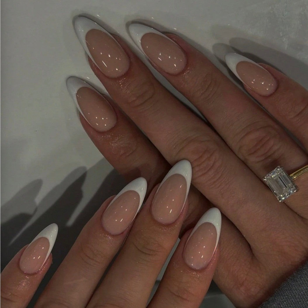 Kunstnagelset mit elegantem französischen Design und trendigen Akzenten Brehn