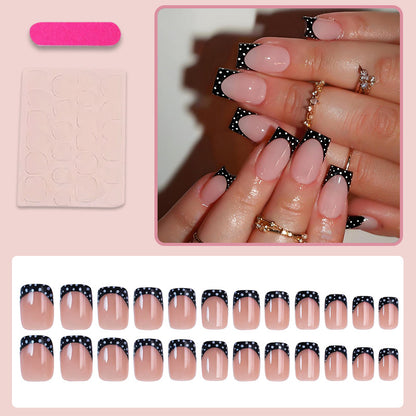 Kunstnagelset mit eleganten Schwarz-Weiß-Akzenten Brehn