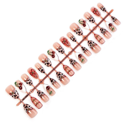Kunstnagelset mit stilvollen floralen und animalischen Akzenten Brehn