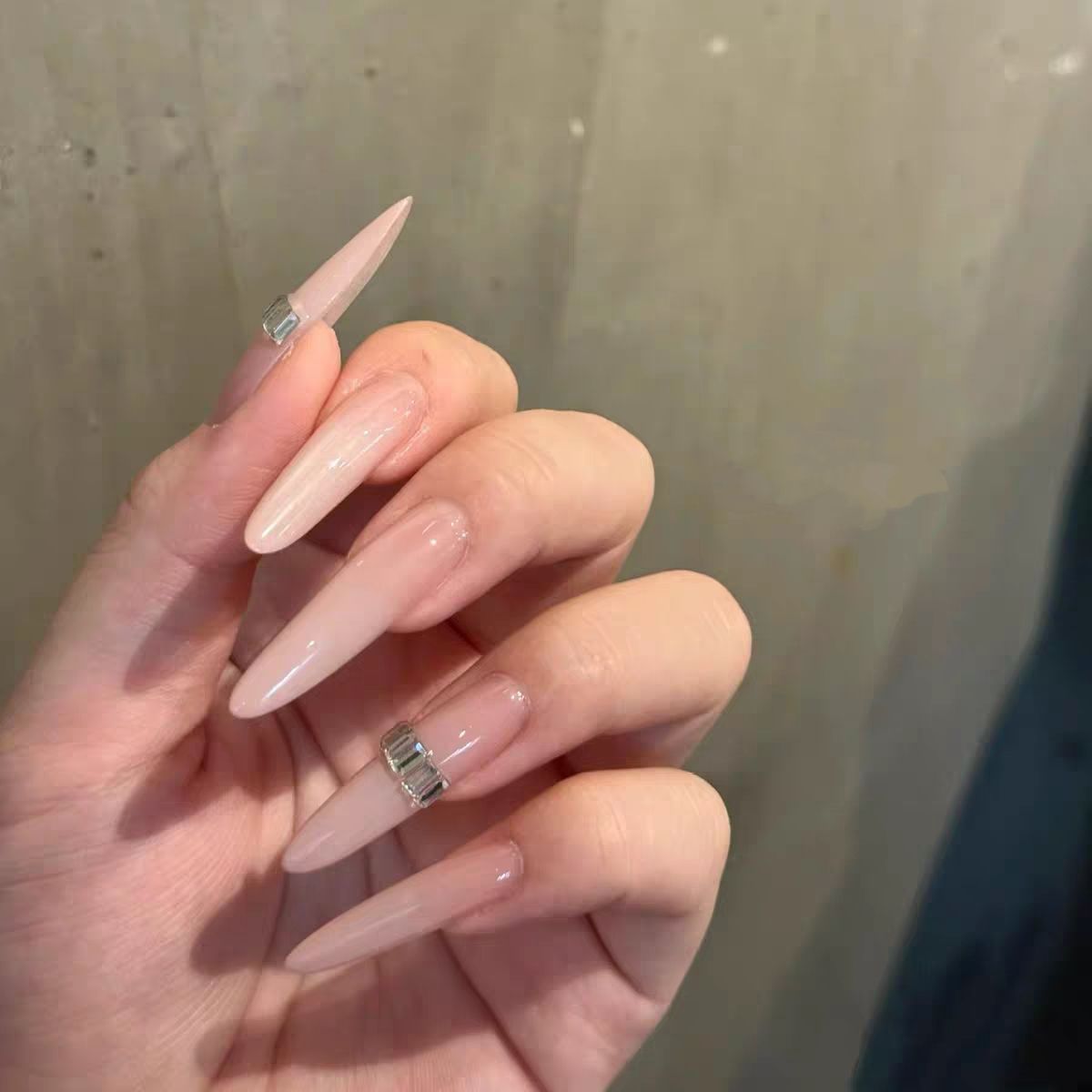 Elegante Stiletto-Nagelverlängerungen mit Kristallakzenten