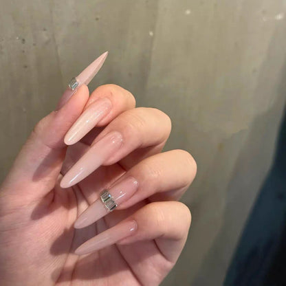 Elegante Stiletto-Nagelverlängerungen mit Kristallakzenten
