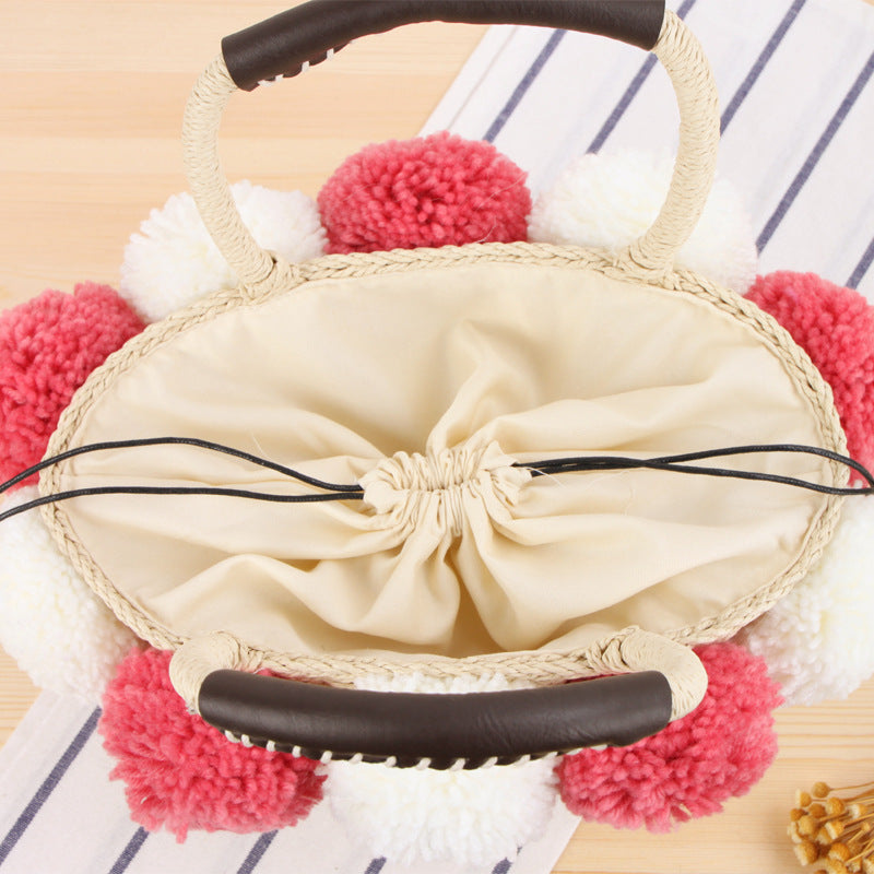 Korbtasche mit Pomponverzierter Oberkante Brehn