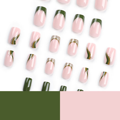 Kunstvolle Nagelverlängerungen mit goldenen Akzenten und elegantem Design Brehn