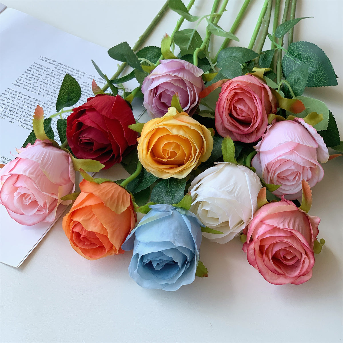 Realistische künstliche Rosenstängel