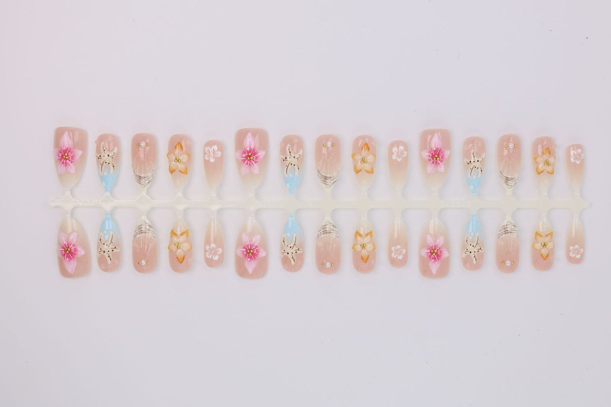 Kunstnagelset mit floralen Motiven und strahlenden Akzenten Brehn