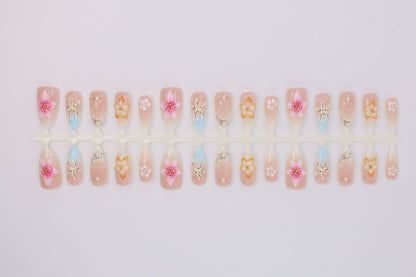 Kunstnagelset mit floralen Motiven und strahlenden Akzenten Brehn
