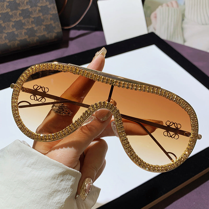 Damen Glamouröse Oversized-Sonnenbrille mit strassbesetzten Akzenten Brehn