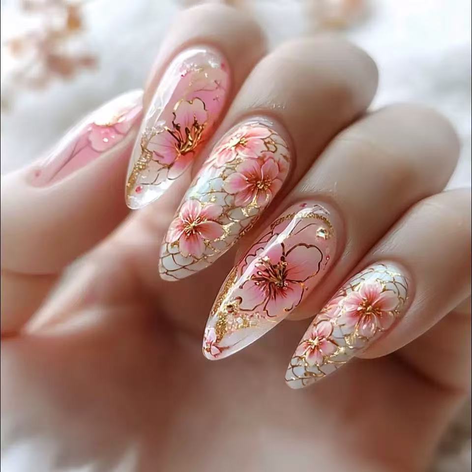 Kunstnägel mit floralen Akzenten und goldenen Details Brehn