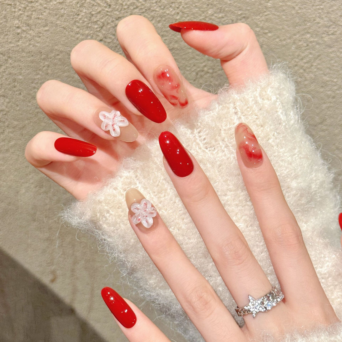 Künstlerische Press-On-Nagelkunst-Set mit floralem und glänzendem Design