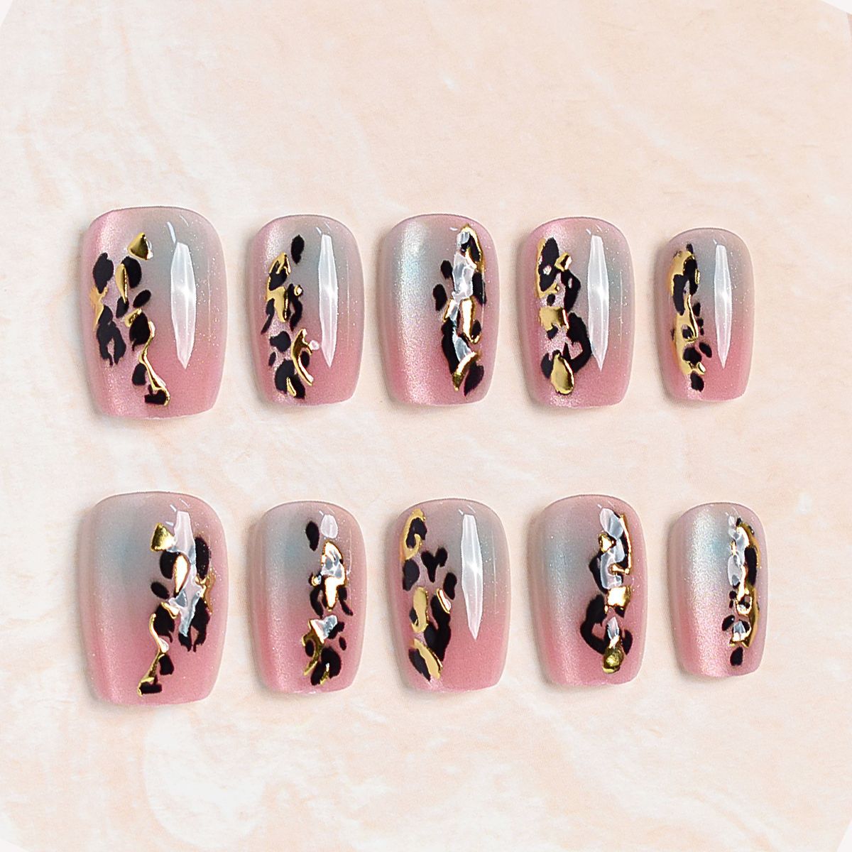 Künstlerisches Press-On Nagelset mit floralen Akzenten Brehn