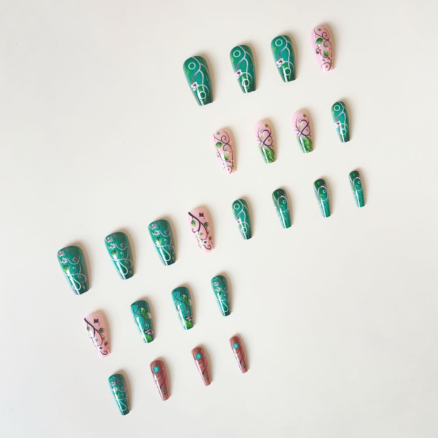 luxuriöses Kunstnagelset mit floralen Designs und detaillierten Akzenten Brehn