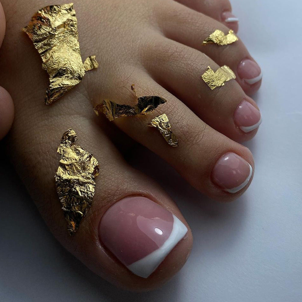 Kunstvolle Fußnagelverzierung mit elegantem Goldakzent Brehn