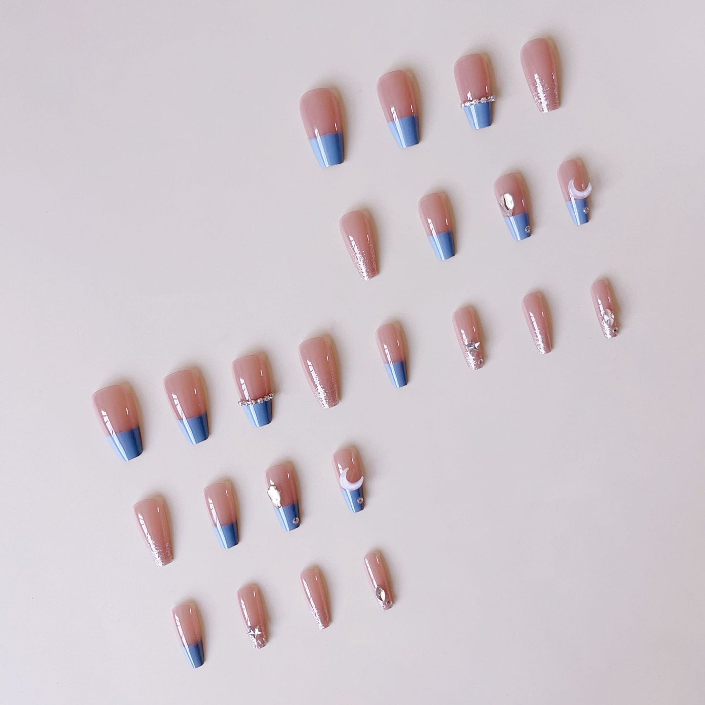 Kunstnagelset mit eleganten 3D-Verzierungen und Glitzerakzenten Brehn