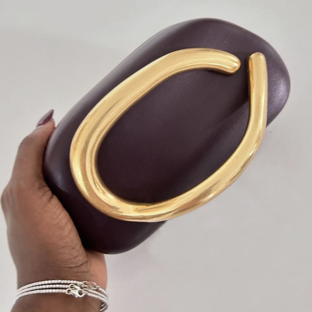 Statement Clutch mit skulpturalem Griff Brehn
