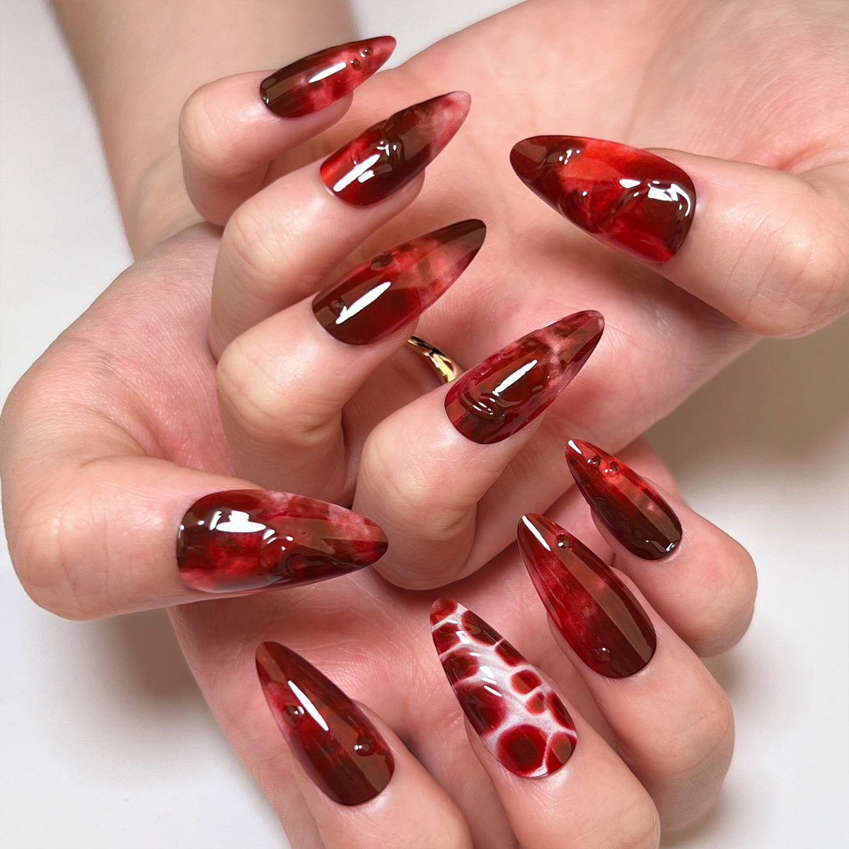 Kunstvolle Stiletto-Nägel im trendigen Design Brehn