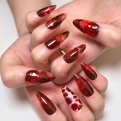 Kunstvolle Stiletto-Nägel im trendigen Design Brehn