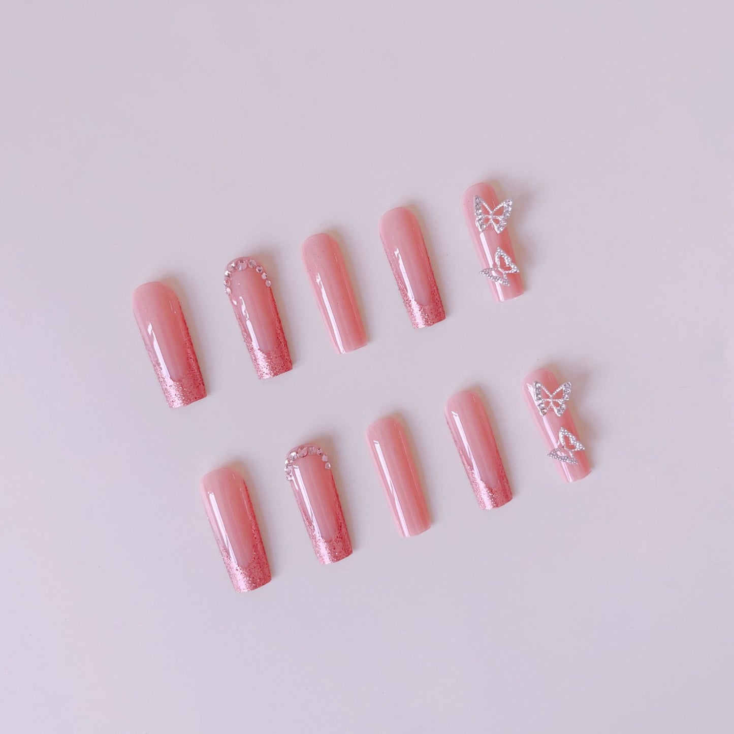 Kunstnagelset mit funkelnden Glitzer-Effekten und eleganten 3D-Verzierungen Brehn