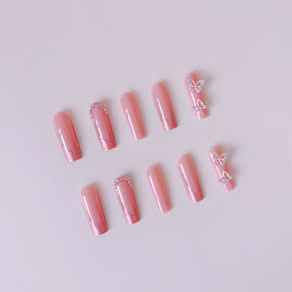 Kunstnagelset mit funkelnden Glitzer-Effekten und eleganten 3D-Verzierungen Brehn