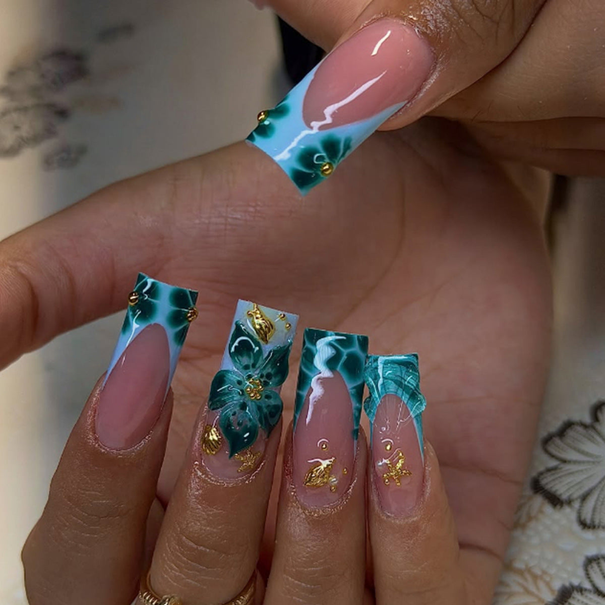 Künstlerisches Acryl Press-On Nagelset mit floralen und goldenen Elementen Brehn