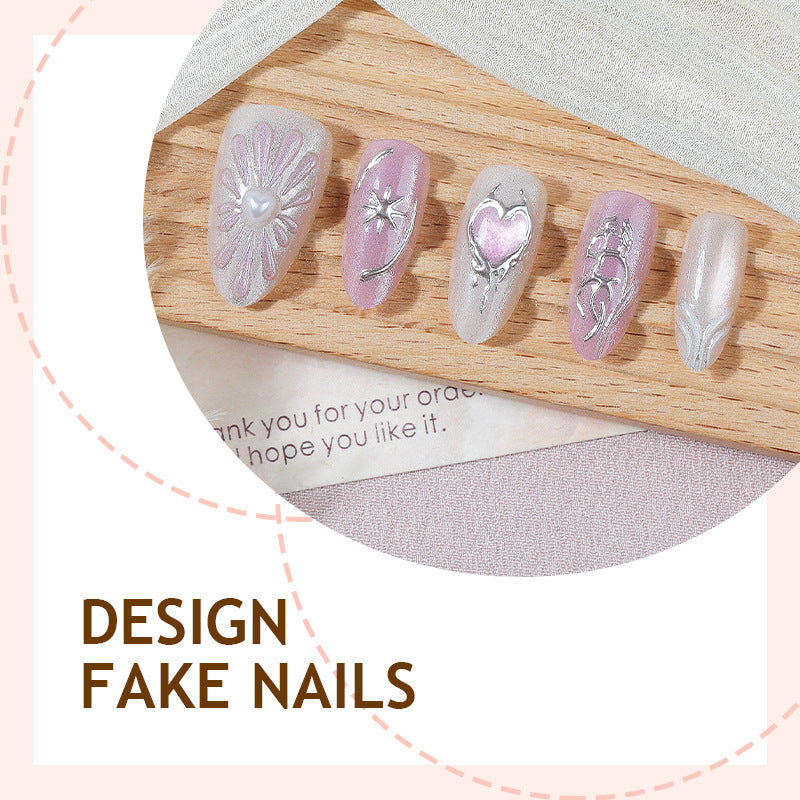 Kunstnagelset mit floralen Akzenten und Glitzerverzierungen Brehn
