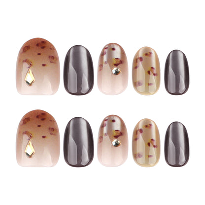 Kunstvolle Nagelkunst mit Glitzerakzenten und elegantem Design Brehn