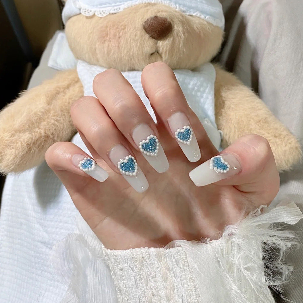 Kunstvolle Nagelkunst mit herzförmigen Akzenten Brehn