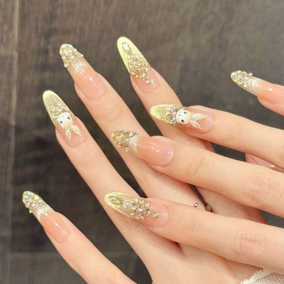 Dekoratives Press-On Nagelkunstset mit Hasen- und Edelsteinakzenten