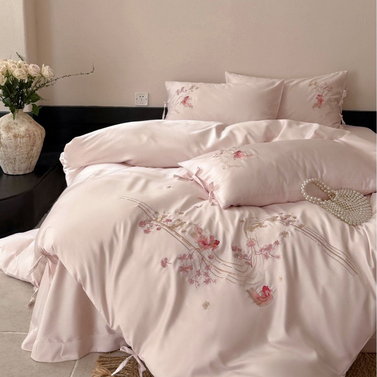 Feinseidige Satin-Bettwäsche-Garnitur mit zarter Blumenstickerei und Bindebändern Brehn