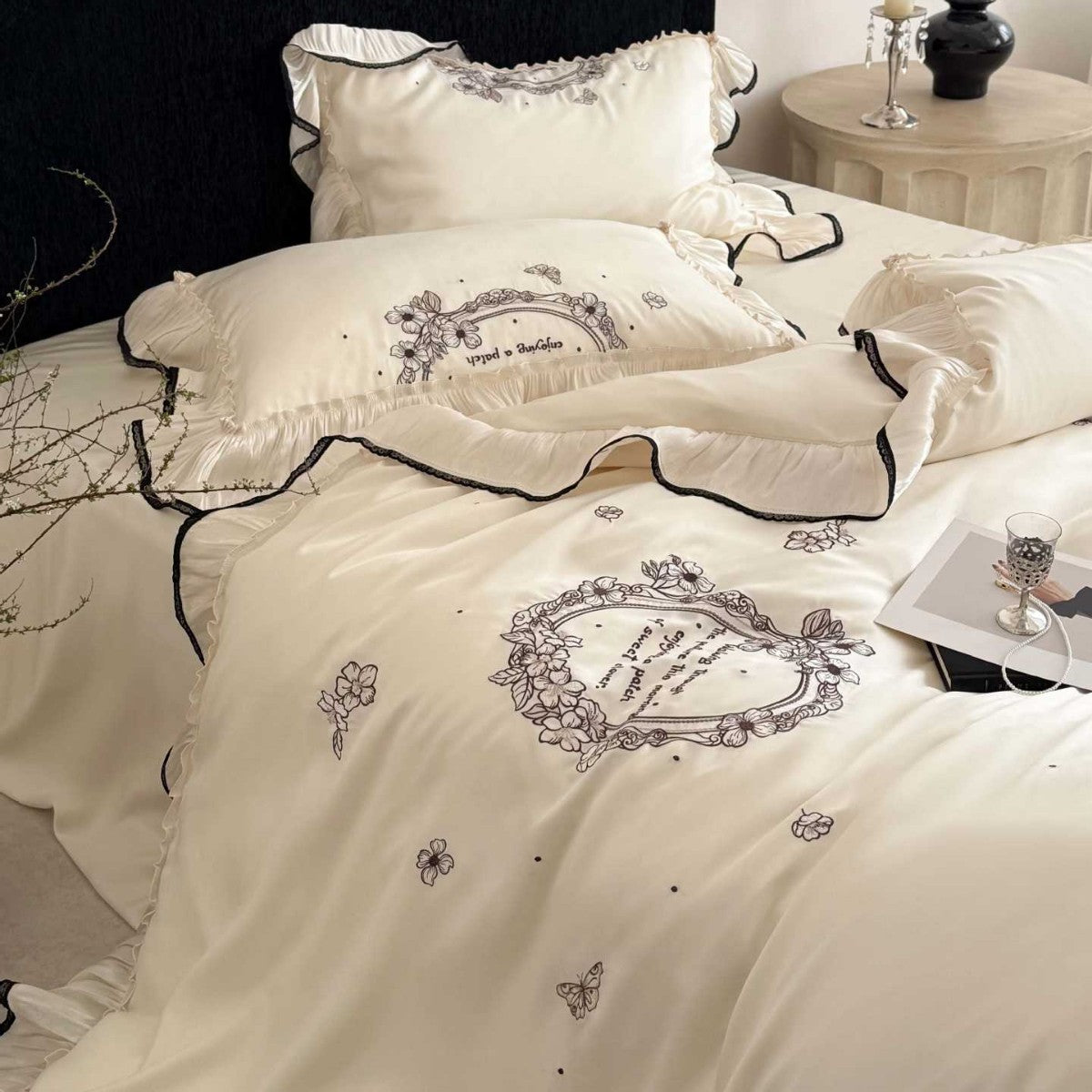 Luxuriöse Satin-Bettgarnitur mit floraler Stickbordüre und Volant