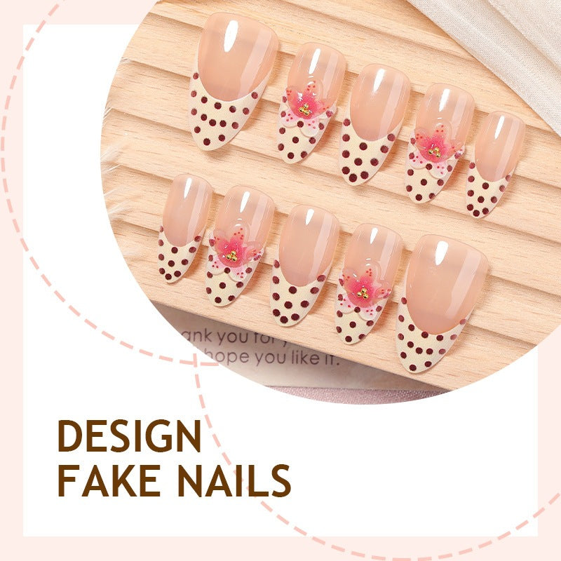 Kunstnagelset mit floralem Design und eleganten Punkten Brehn