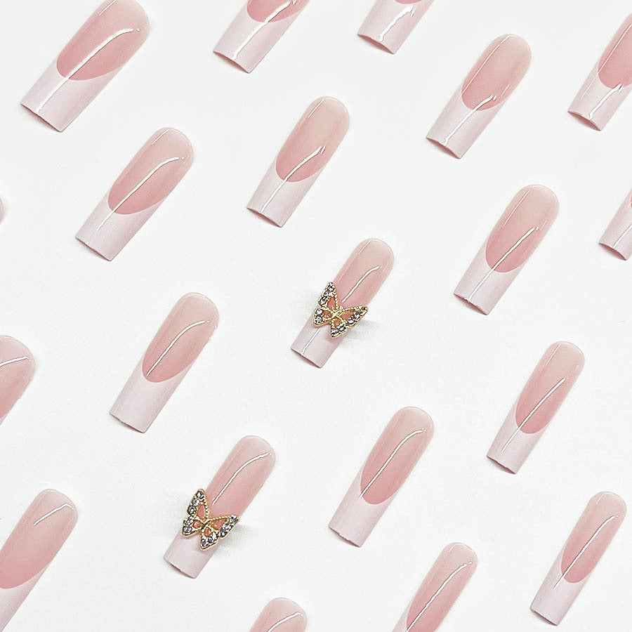 Elegantes Kunstnagelset mit Schmetterlingsakzenten Brehn