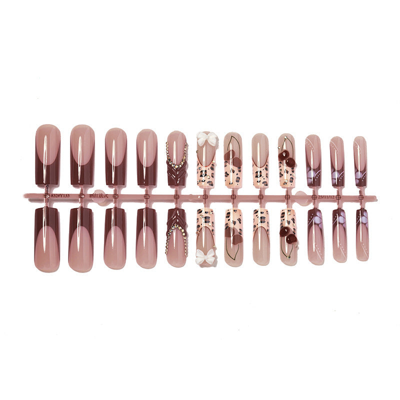 Kunstnagelset mit floralem und glamourösem Design Brehn