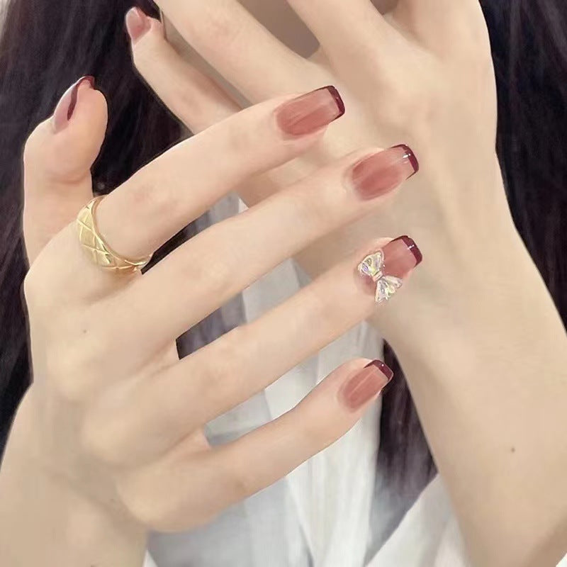 Elegante Nagelkunst mit Glitzerakzenten Brehn