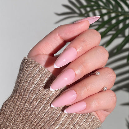 Kunstvolle Stiletto-Nägel mit elegantem French-Tip Design Brehn