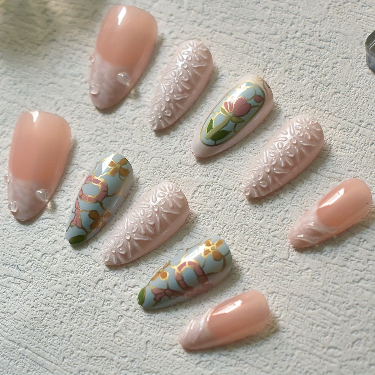 Künstlerisches florales und Edelstein Press-On Nagelset Brehn