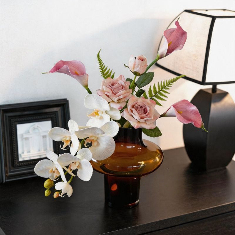 Realistisches Blumenarrangement in dekorativer Vase